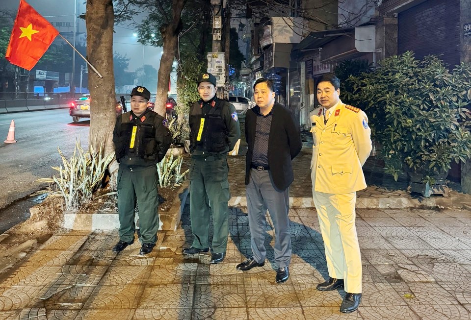 Đại tá Bùi Trung Thành - Phó Giám đốc CATP kiểm tra, động viên cán bộ chiến sỹ các chốt đêm 25/2/2024